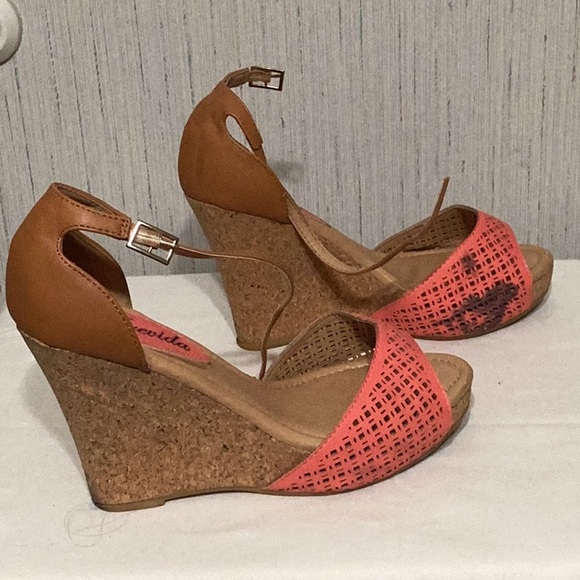 Atrevida wedges, & size 6. - Picture 3 of 8